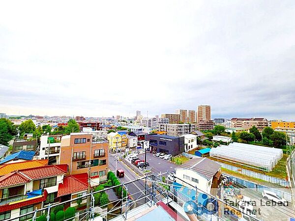 住戸からの眺望。前面に高い建物がなく、遠くまで見通せる眺望が魅力です。また、陽当たり・通風も良好です。