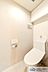 トイレ：ウォシュレット機能付きのトイレは壁掛けリモコンの上位グレードを採用。便座がスッキリした印象となり、限られた空間を広く見せる効果があります。