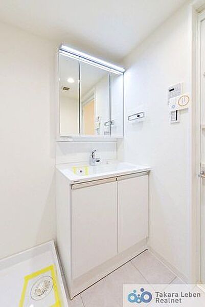 気持ちの良い朝はキレイな洗面所から。鏡裏の収納でモノが出がちな洗面所もスッキリ片付きます。