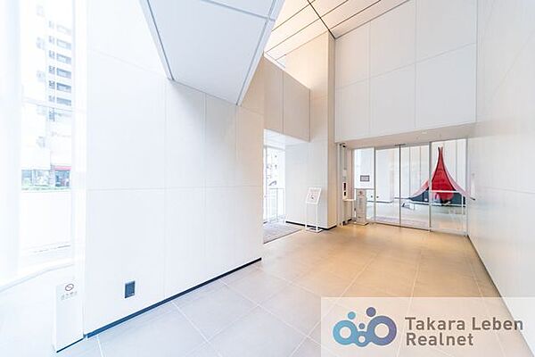 マンションエントランスです。落ち着いた温かみのある色調で、住む人をやさしく迎えてくれます。広々とした高級感溢れるエントランスが、ワンランク上の生活をお約束致します。