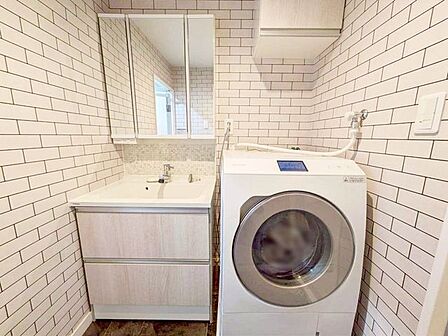 洗面室は朝を快適にさせてくれる大切な空間です。バタバタしている忙しい朝でも収納が多い洗面台では短時間で効率良く支度ができます。