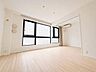 室内：家族が集まる場所だからこそ、採光と通風を確保した心地よいリビングとなっております。自然と家族皆が揃い、笑顔が溢れる場となりそうです。