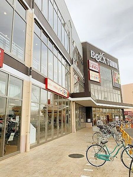 ファッションセンターしまむらベルクスタウン草加谷塚店 徒歩12分。 900m