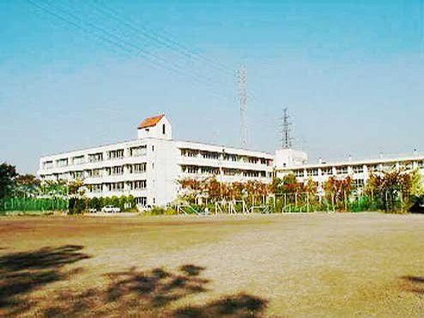 草加市立谷塚中学校 徒歩24分。 1870m