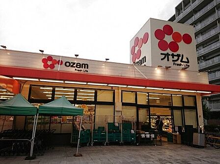 スーパーオザム東綾瀬店 徒歩6分。 440m