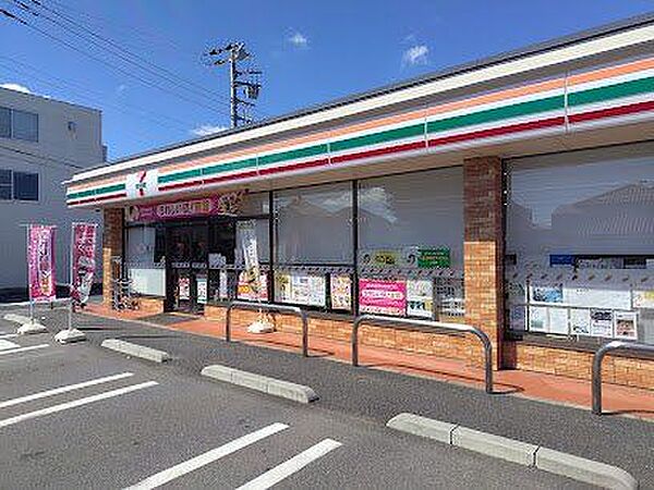 セブンイレブン松戸千駄堀店 徒歩9分。 720m