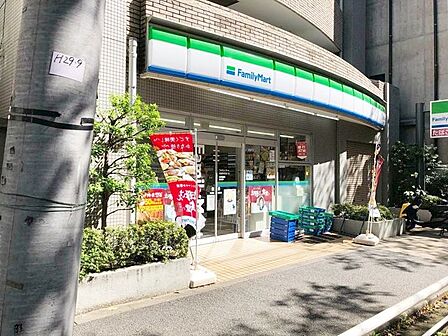ファミリーマート板橋駅桜通り店 徒歩1分。 30m