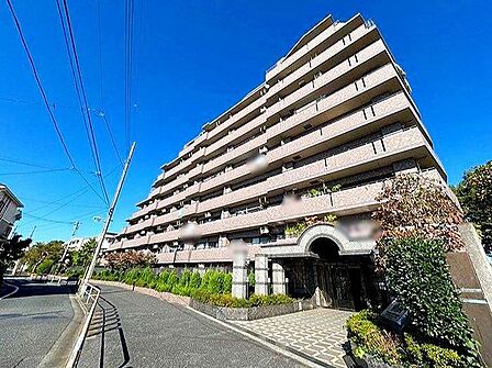 周囲の風景と美しく調和した外観は、主張しすぎず、それでいて印象に残る佇まい。住むほどに愛着が深まる、落ち着きあるデザインです。