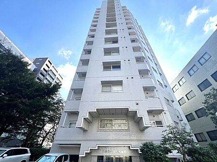 洗練されたフォルムと柔らかな印象を併せ持つ外観デザイン。街並みに自然と溶け込みながら、居住者様を優しく迎え入れます。