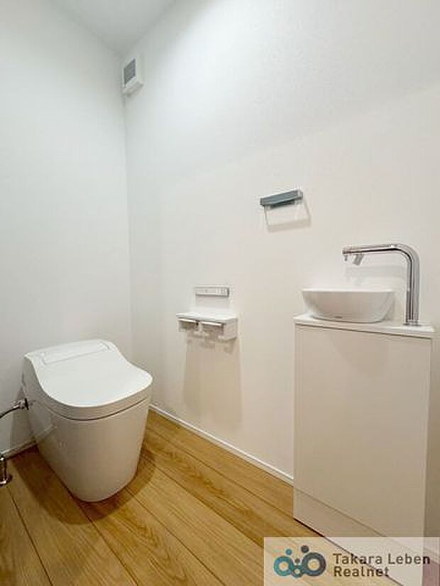 1階トイレ。通風・採光に優れており、心地よい光と風が溢れています。