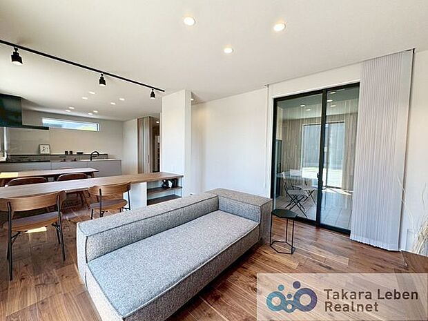 毎日のお食事やティータイム、読書やお昼寝など、なんでも受け入れてくれる自由で心地良いリビング。プライベートタイムの満足感を大きく高められる空間です。