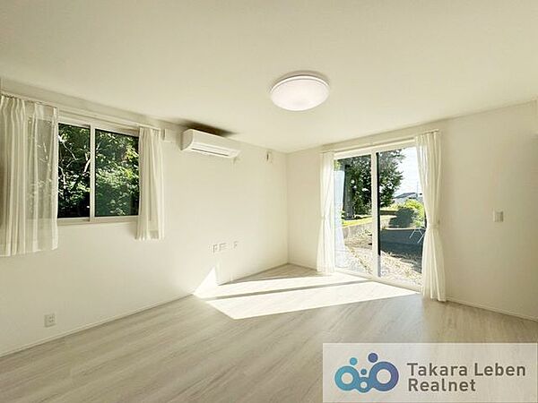 家族が集まる場所だからこそ、採光と通風を確保した心地よいリビングとなっております。自然と家族皆が揃い、笑顔が溢れる場となりそうです。