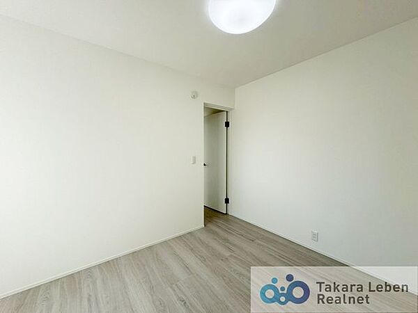 2階約5.4帖の洋室。適度な採光と通風を確保する事で心地よい空間が生まれます。