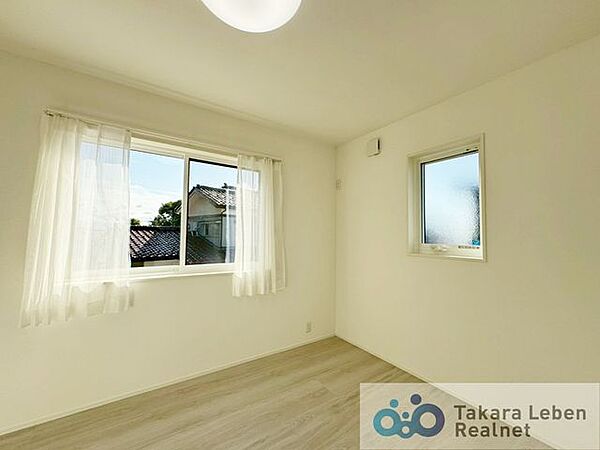 2階約5.4帖の洋室。お子さまのお部屋や、作業をする際のお部屋など、様々な用途でご利用いただけます。