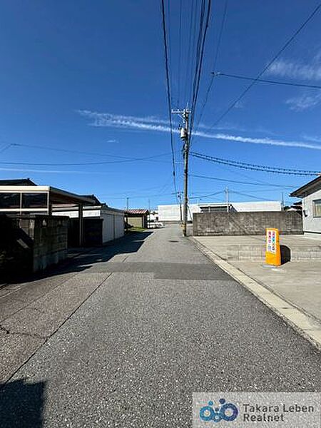前面道路含む外観