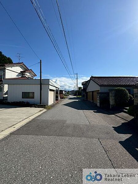 前面道路含む外観
