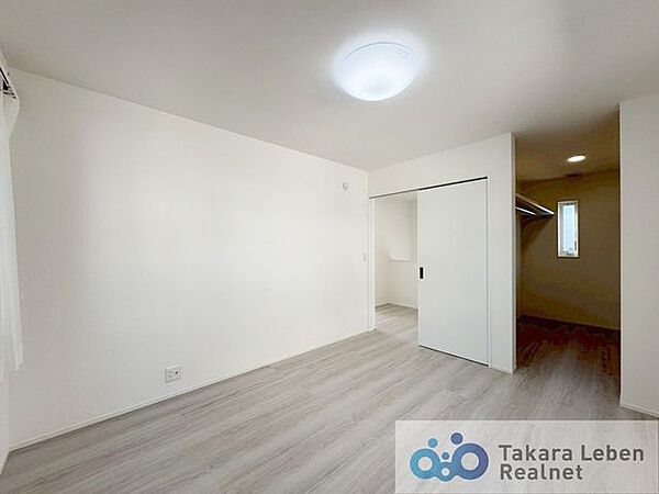 2階約7帖の洋室。全居室に収納を備えておりますので、部屋割りも悩むことはありません。