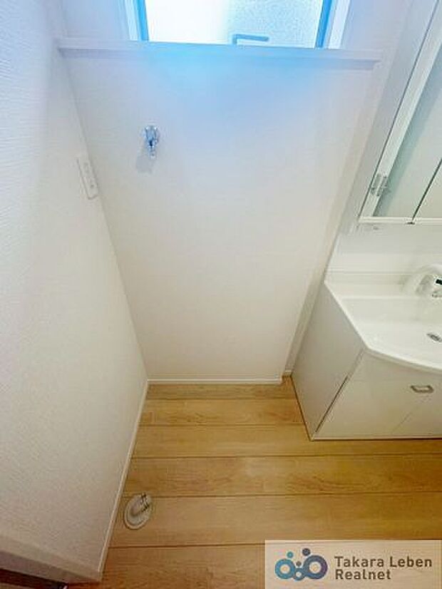 洗面台の横には洗濯機置き場があり、家事動線に配慮した配置になっています。