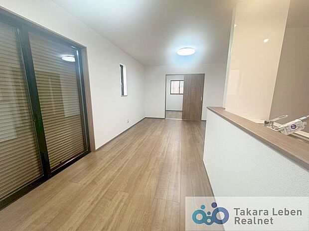 家族だけのプライベートタイムを心地よく過ごせる、約16帖のリビング空間。住まう方のライフスタイルを尊重し、オンリーワンの空間を創り出します。