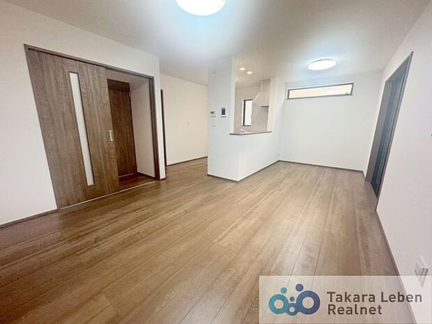 団らんの時を楽しみ、思い思いの時間を充実させるために欠かせないリビング。ご家族皆さまでゆったりとお寛ぎになれるよう、採光や通風を確保した心地良い空間となっております。