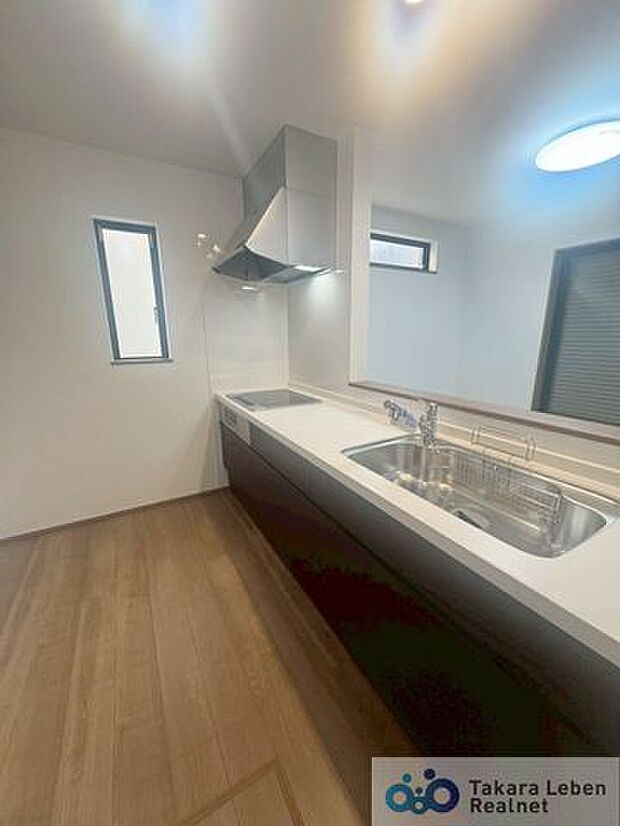 小窓付きのキッチンは、心地の良い採光が注ぎ、さらにお料理シーンを快適にしてくれます。