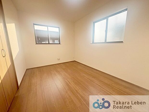 2階約6帖の洋室。適度な採光と通風を確保する事で心地よい空間が生まれます。