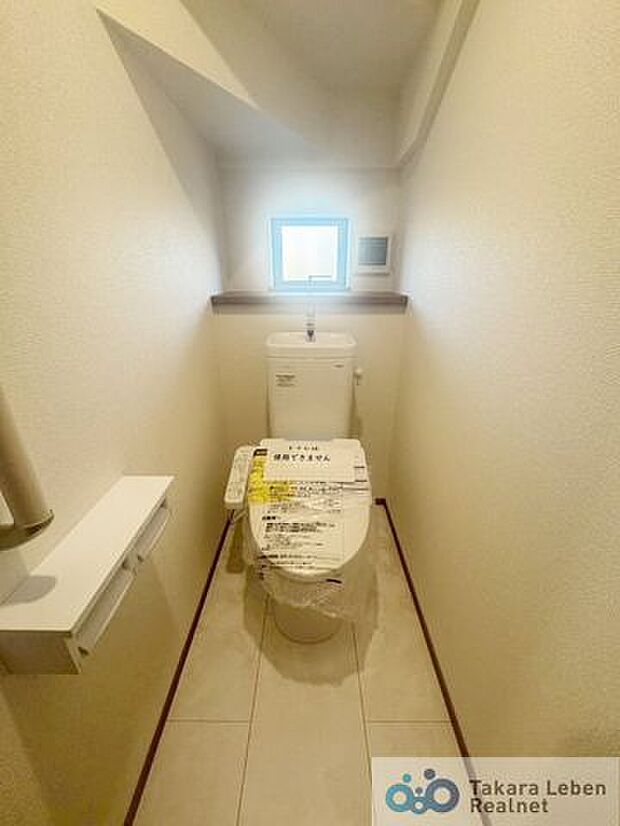 1階トイレ。通風・採光に優れており、心地よい光と風が溢れています。