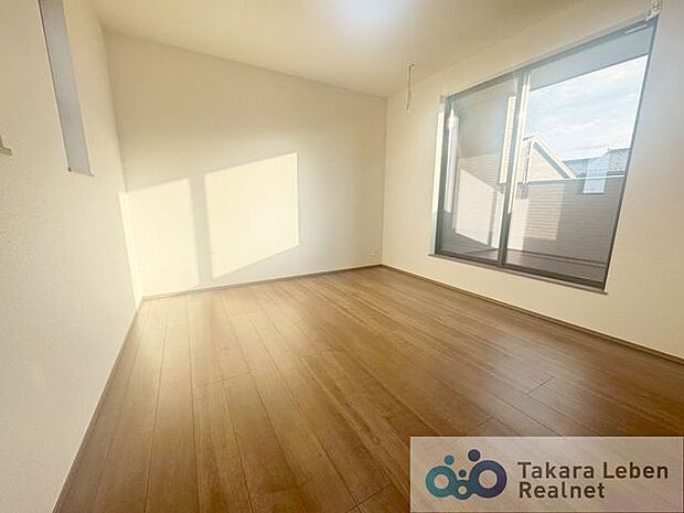 2階約7帖の洋室。ベッドやデスクを置いてもゆとりがある広さ。