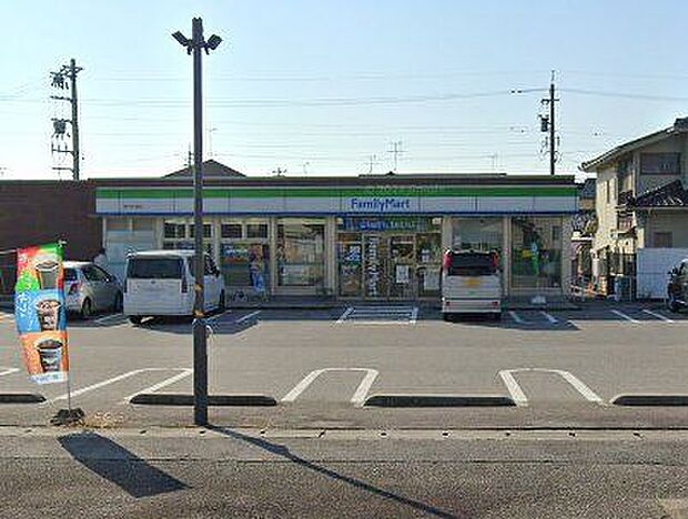 ファミリーマート滑川中川原店 徒歩12分。 926m
