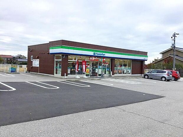 ファミリーマート滑川柳原店 徒歩9分。 710m