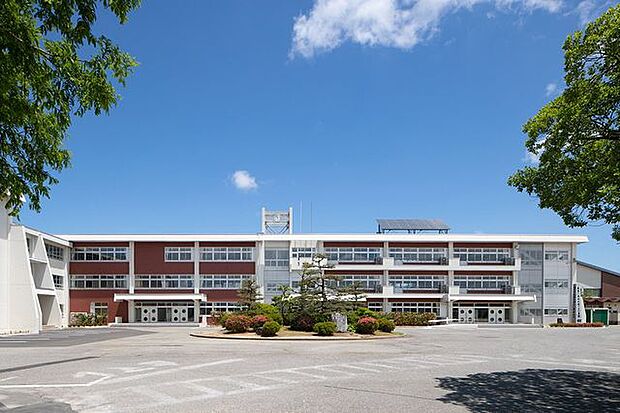 射水市立大門中学校 徒歩18分。 1390m