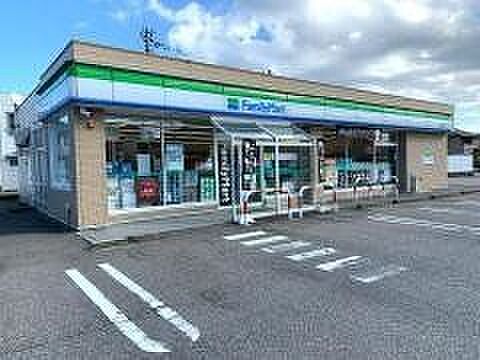 ファミリーマート射水大島店 徒歩7分。 540m