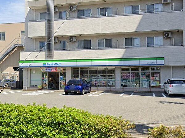 ファミリーマート金沢けやき通り店 徒歩5分。 370m