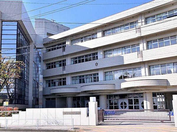 金沢市立長田町小学校 徒歩13分。 1000m