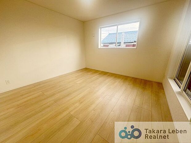 2階約6帖の洋室。2面採光の洋室は、自然光が豊富に入る明るく開放感のある空間。風通しも良好で、快適にお過ごしいただけます。