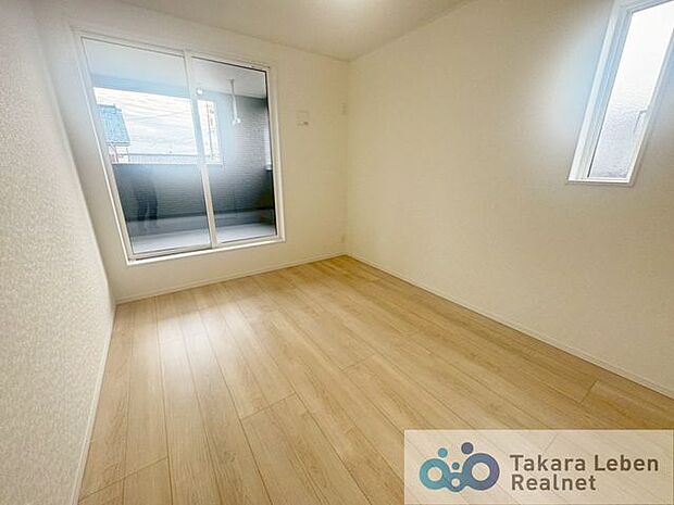 2階約5.25帖の洋室。リビングから離れているので、集中して作業するお部屋としての利用も良いですね。