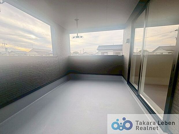 陽光が燦々と入り込む明るいバルコニー。スペースをしっかりと取りつつも、リビングに面しているので、ちょっとしたテーブルやチェアを置いて、もう一つのリビングとしての活用も。