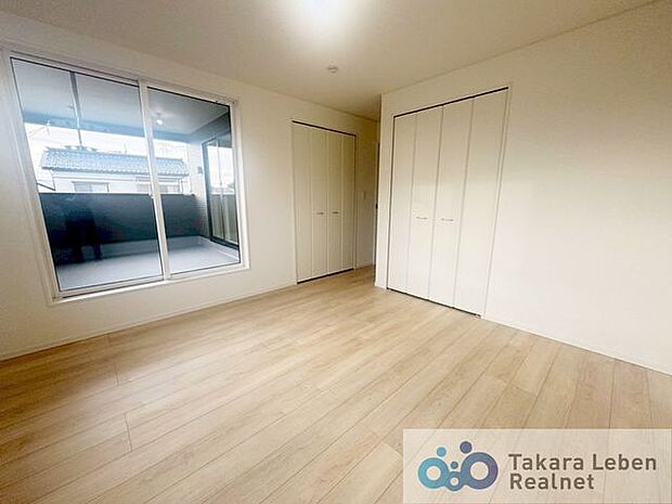 2階約8.5帖の洋室。広々とした室内は窓からお部屋の隅々まで暖かな採光と心地の良い通風が得られます。