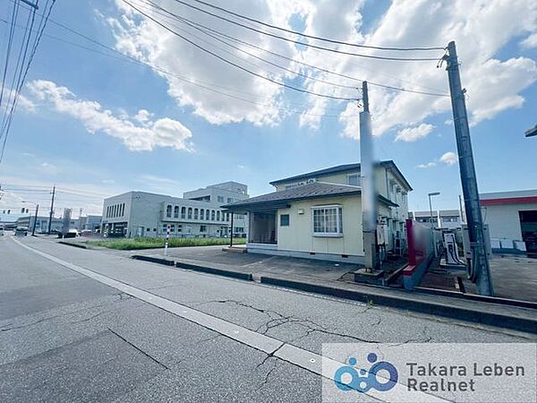 前面道路含む外観