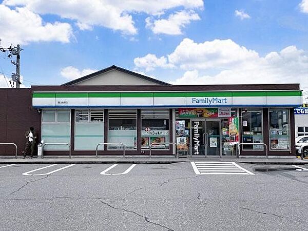 ファミリーマート富山秋吉店 徒歩5分。 360m