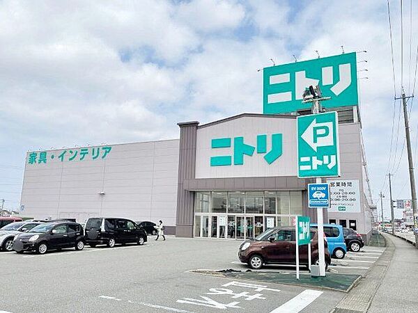 ニトリ富山店 徒歩11分。 810m