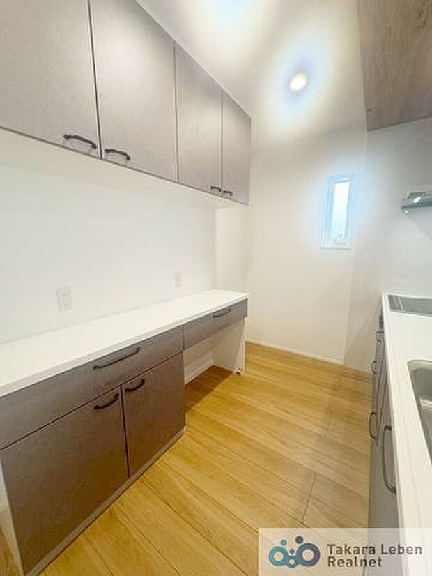 炊飯器・電子レンジが置けるスペース有。ティーカップや食器、食品ストックも収納できるお洒落なカップボード付きです。