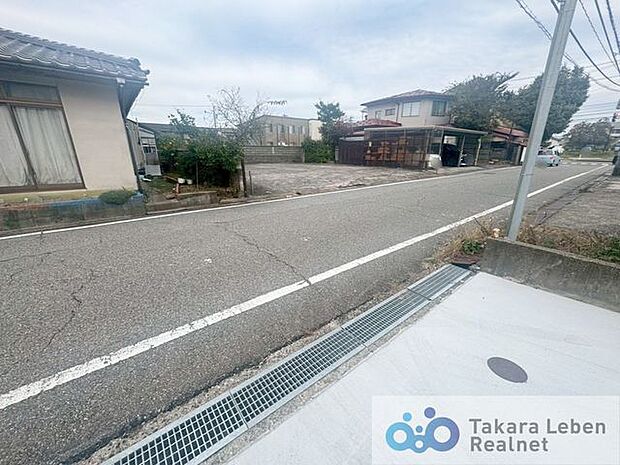 前面道路含む外観