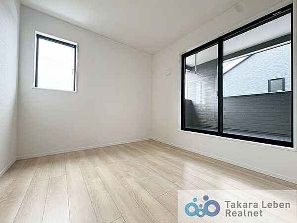 2階約5.2帖の洋室。お子さまのお部屋や、作業をする際のお部屋など、様々な用途でが期待できます。