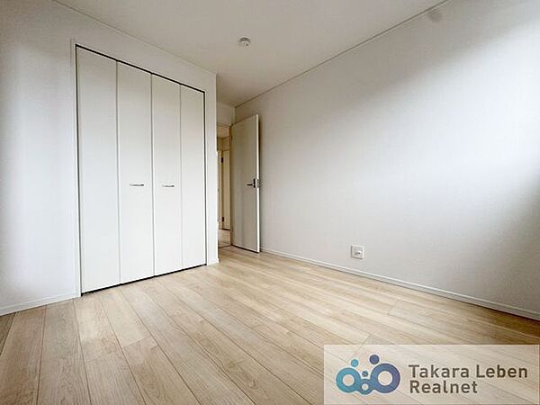 2階約5.2帖の洋室。キッズルームとしても活用ができるお部屋です。散らかしても良いスペースがご両親の目の届く範囲にあると、お子さまも存分に遊べて嬉しいですね。