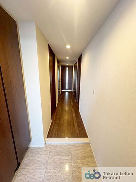 訪れる方を優しくお出迎えする落ち着いた玄関。毎日の外出や帰宅の際にも気持ちを落ち着かせてくれる空間になりそう。