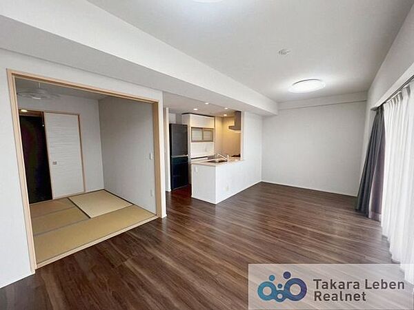 家族だけのプライベートタイムを心地よく過ごせる、約13帖のリビング空間。【本画像は入居者様の家具をCG で消した画像であり、現況と異なる可能性がございます】