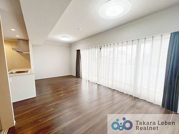 家族が集まる場所だからこそ、採光と通風を確保した心地よいリビングとなっております。【本画像は入居者様の家具をCG で消した画像であり、現況と異なる可能性がございます】
