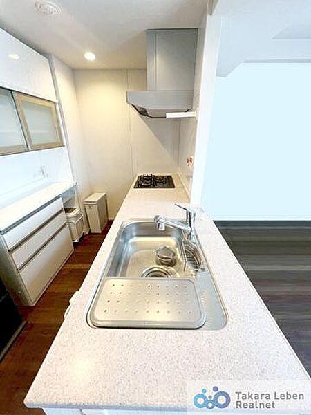 炊飯器・電子レンジが置けるスペース有。【本画像は入居者様の家具をCG で消した画像であり、現況と異なる可能性がございます】