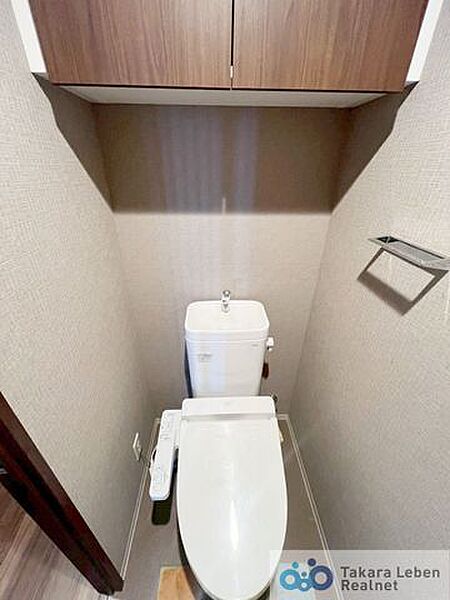 吊戸棚があるので、トイレットペーパーのストックや清掃道具等を収納するのに便利です。